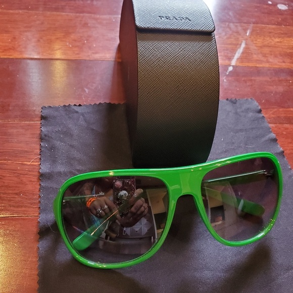 Prada sunglasses - Picture 3 of 3